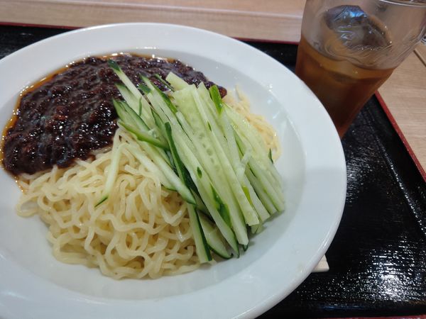 「ジャージャー麺　６５０円　大盛無料　ウーロン茶付」@福華厨房 アリオ西新井店の写真