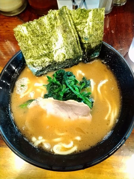 「ラーメン(780円)」@横浜家系豚骨醤油極太麺 侍 伏見店の写真