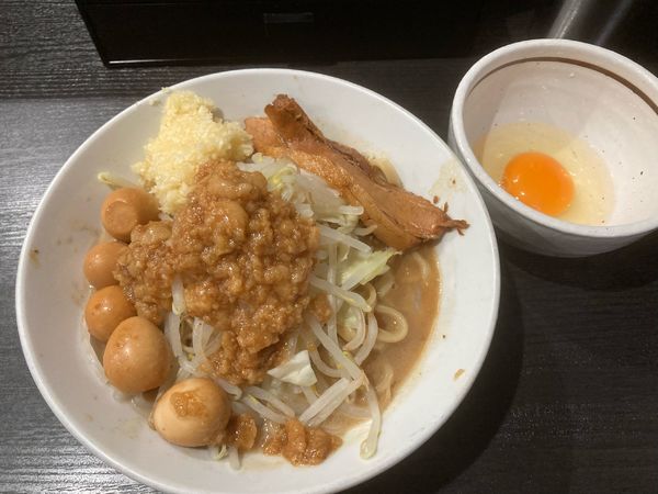 「ミニラーメン(全増し)¥850+うずら5個¥100+生玉子¥50」@ラーメンフクロウの写真