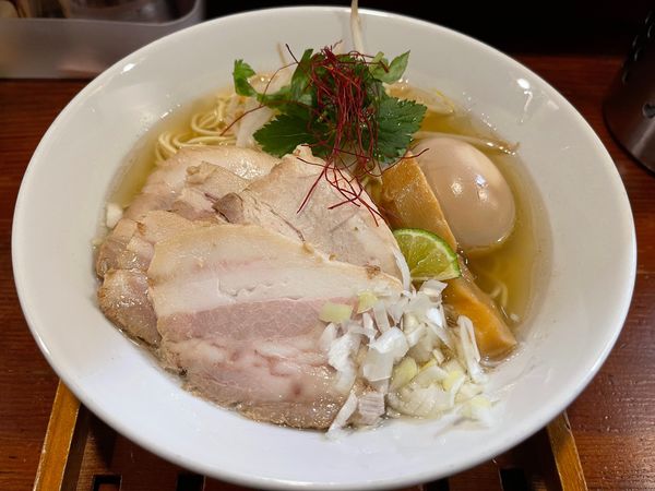 「煮干塩ラーメン+肉増し+アメ玉」@麺舎 ヒゲイヌの写真