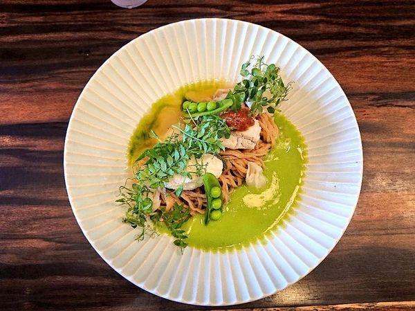 「グリンピースのすり流しとハモ出汁の冷やし」@稲荷屋の写真