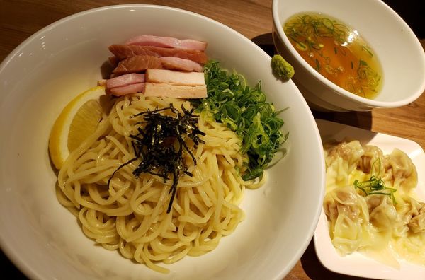「白旨つけsoba　九条ネギ　切落としﾁｬｰｼｭｰ　皿盛り肉ワンタ」@中華soba いそべの写真