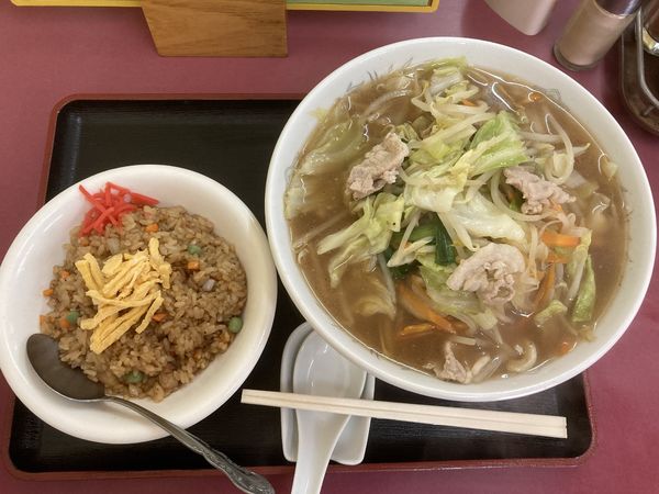 「肉野菜炒ラーメン+半チャーハン」@中華 吉野の写真