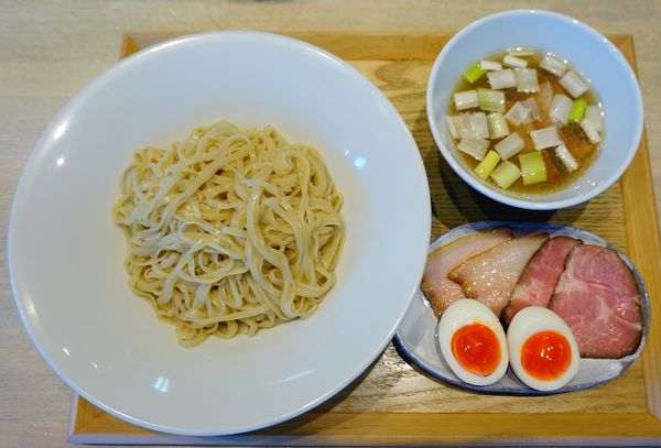 「【夏の限定麺】つけ蕎麦＜塩＞＋大盛320g＋特製トピ」@宍道湖しじみ中華蕎麦 琥珀 東京本店の写真