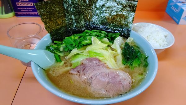 「キャベツラーメン＋ニラ&小ライス１１００円」@梅浜亭の写真