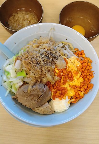 「汁なし+チーズ､赤揚げ玉(裏)､生卵」@麺屋 顎で喰らえの写真