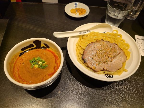 「濃厚つけ麺赤+ニンニク」@麺屋武蔵 武骨相傳の写真