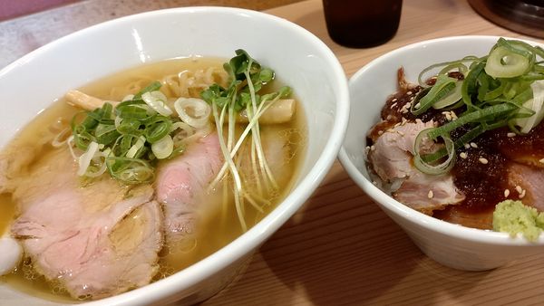 「塩ラーメン（900円税込）+チャーシューご飯（390円税込）」@地鶏らーめん とりじの写真
