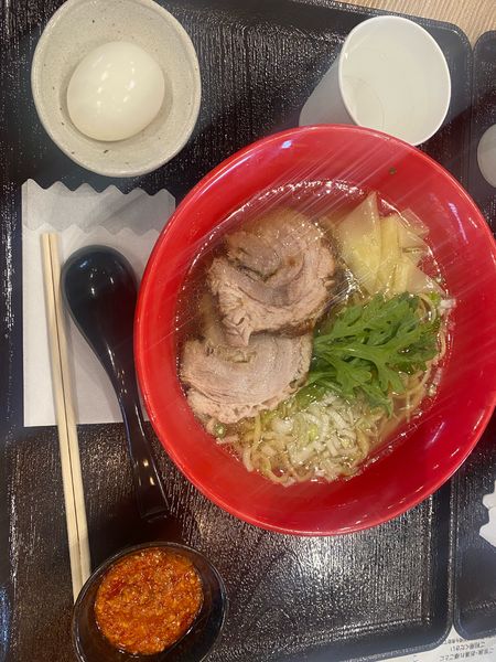 「赤丸塩らー麺 味玉T」@塩ら～麺 本丸亭 三井アウトレットパーク 横浜ベイサイド店の写真