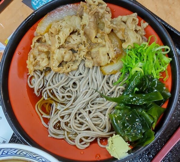 「冷やし肉だくそばセットのチャージアップ198円」@吉野家 山形西バイパス店の写真