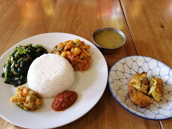 「ダルバート　ベジタブル　　910円」@え 町田なのに ネパール餃子酒場 そるてぃの写真