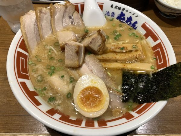 「東京豚骨チャーシューラーメン1080円(並)」@屯ちん 池袋本店の写真