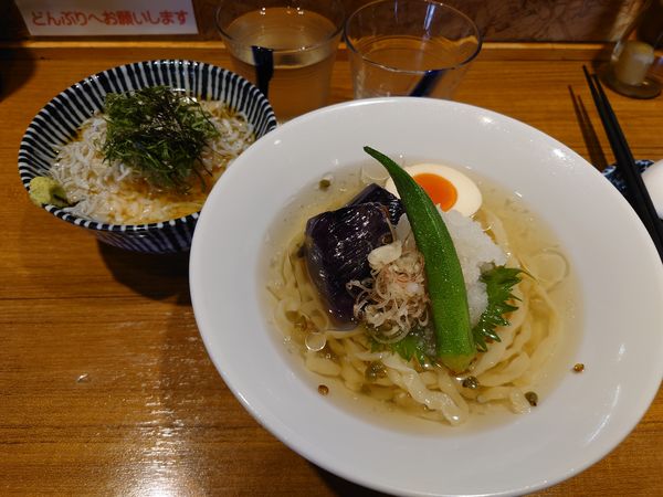 「【限定】夏野菜のみぞれ冷やしそば 山椒の香り850円 他」@寿製麺よしかわ 川越店の写真