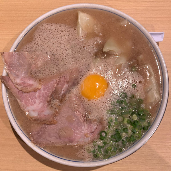 「月見ワンタンメン」@三代目 博多 だるま アクアシティお台場店の写真