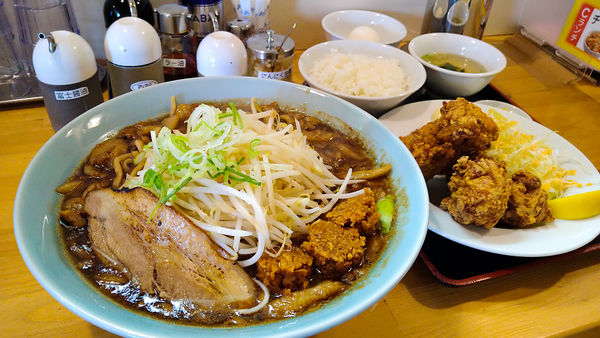 「富士ラーメン(Ver.黒醤油)+特盛り+生たまご+唐揚げ定食」@優勝軒 狭山店の写真