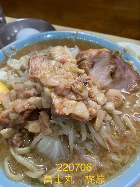 「ラーメン半分＋サービス生玉子　980」@ラーメン富士丸 明治通り都電梶原店の写真