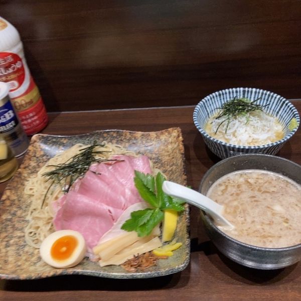 「特製濃厚烏賊つけそば大盛り＋冷やししらす茶漬け」@寿製麺 よしかわ 西台駅前店の写真