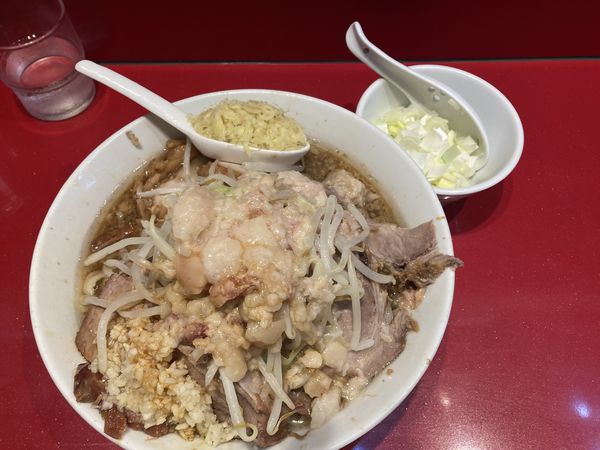 「ラーメン半分＋豚増し＋ショウガ＋白ねぎ」@ラーメン二郎 西台駅前店の写真