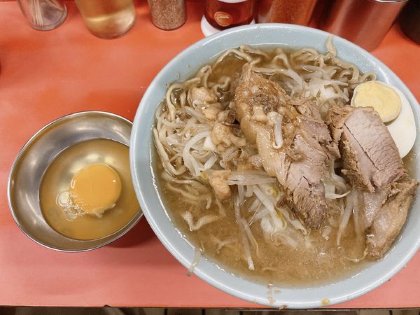 「ラーメン 少なめ(サービス生卵) 980円」@ラーメン富士丸 神谷本店の写真