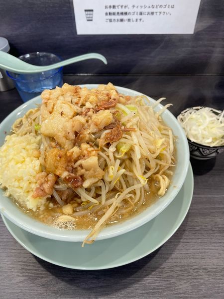 「ラーメン(全部)、アブラマシ、ネギ」@オリバーヌードルの写真