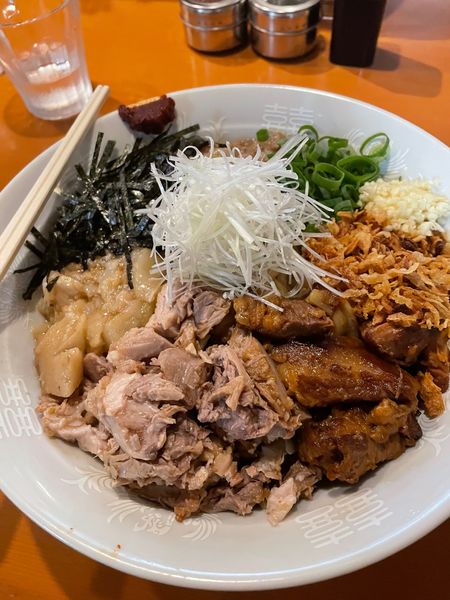 「【限定】みたらし醤油の油そば（大盛+全トピbutニンニク少々」@麺屋 長次郎の写真