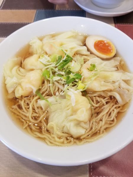 「香港海老ワンタンラーメン大盛+100 サービス鶏肉のせライス」@香港彭記雲呑専門店の写真