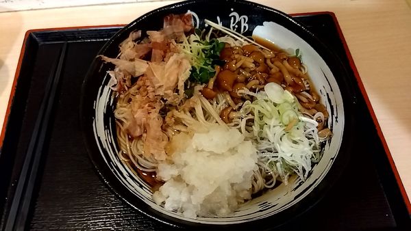 「冷しぶっかけなめこそば（５８０円）＋大盛（クーポン）」@ゆで太郎 三田3丁目店の写真