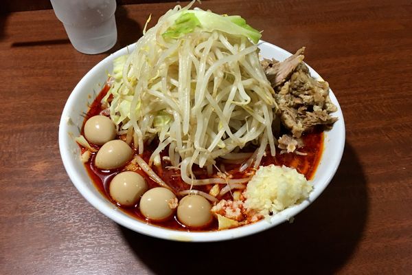「辛麺(麺半分・ニンニク・ヤサイ)＋味付けうずら＋ほぐし豚」@D麺の写真