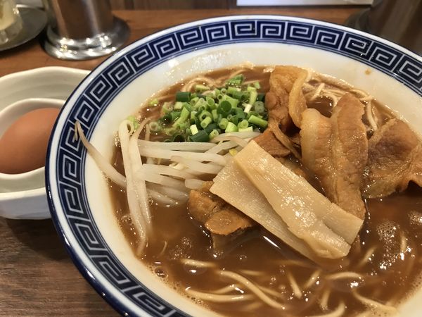 「徳島ラーメン +生卵」@徳島ラーメン はるまの写真