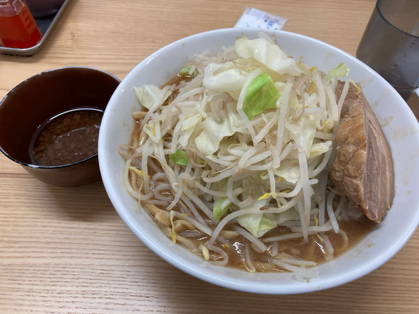「醤油ラーメン中盛(ヤサイアブラ)」@ら～めんコジマル 宮野木店の写真