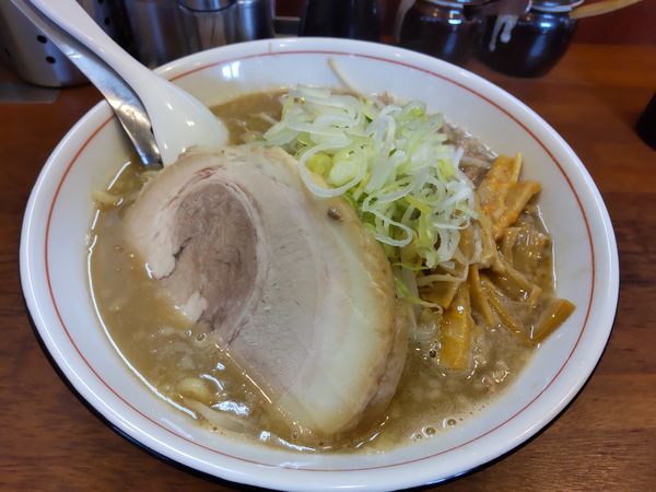 「大盛りラーメン+半ライス」@拉麺 梅太郎の写真