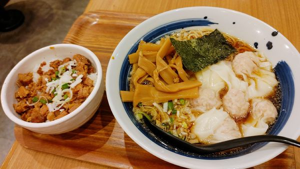 「肉玉雲呑麺・麺大盛・メンマ・チャーシュー飯 ￥1,430」@麺処直久 新橋店の写真