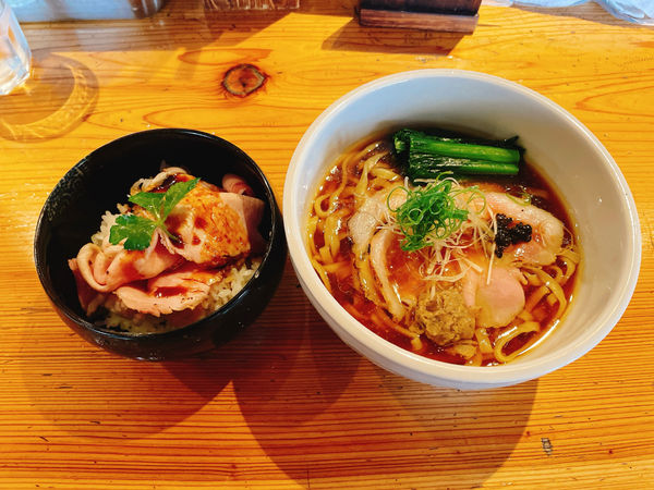 「3種の地鶏重ね中華そば+岩中豚チャーシューご飯」@麺処 図鑑の写真