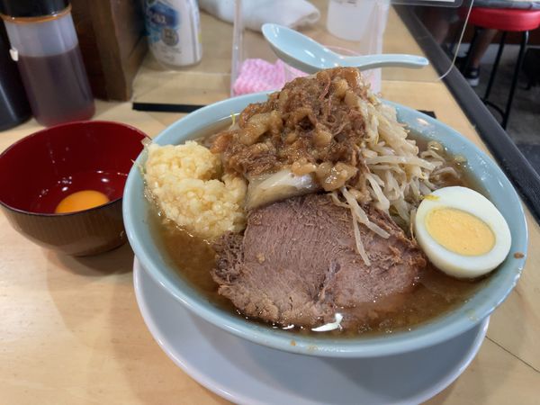 「ラーメン少なめちょい野菜　生卵サービス」@ラーメン富士丸 平塚店の写真