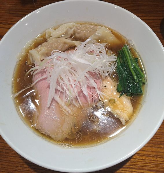 「黒龍(醤油)+ワンタン」@麺屋龍〜継〜の写真