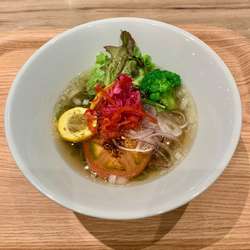 プラントベース赤丸・豊潤ベジ彩麺（写真）・餃子