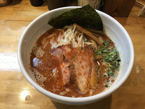 「辛いらぁめん 900円→クーポン無料」@なるめんの写真