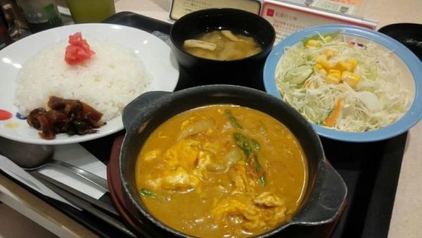 「プーパッポンカレーライス大盛り＋サラダ　￥８５０」@松屋 南柏店の写真