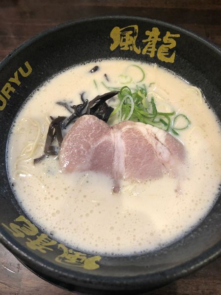 「ラーメン　730円」@とんこつラーメン 博多風龍 大宮東口駅前店の写真