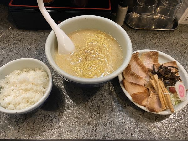 「特選とろ肉らーめん　しお　ライス」@らーめん 山頭火 五反田店の写真