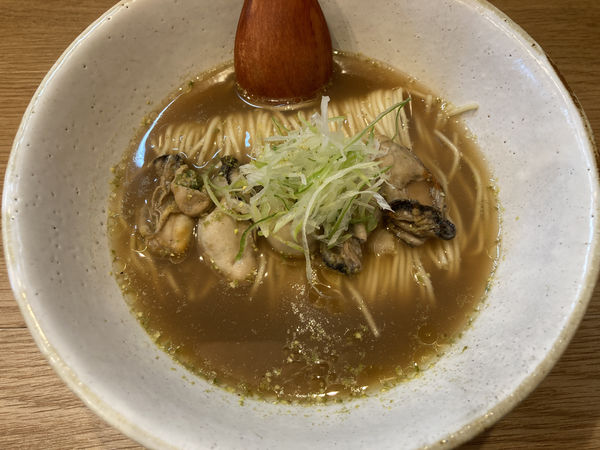 「ぶどう山椒と牡蠣の塩蕎麦」@中華蕎麦 麺とスープの写真