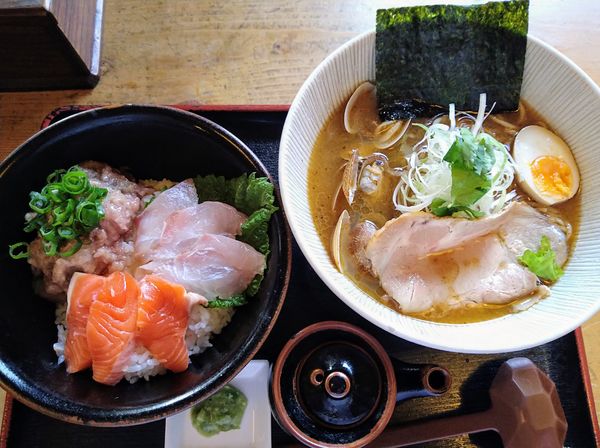 「【22周年記念限定】鮪と鯛のらーめん&3種の海鮮丼￥1100」@和風らーめん 凪の写真