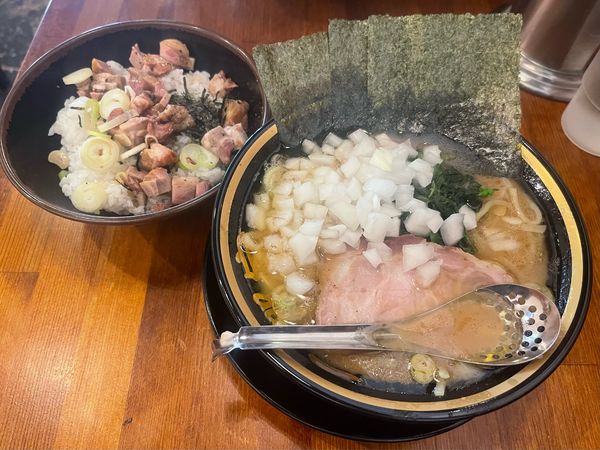 「醤油豚骨＋刻み玉ねぎ＋肉まぶし丼（無料大盛）」@らーめん三郷家の写真