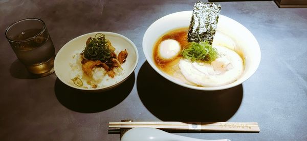 「全部乗せ醤油RAMEN、釜焚き小チャーシューご飯」@うずとかみなりの写真