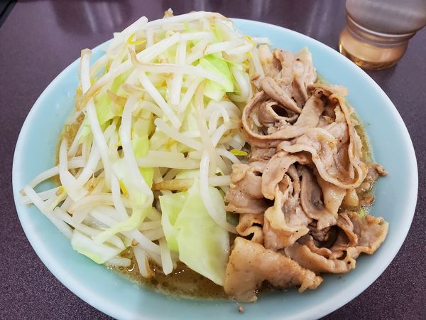 「豚バラもやキャベラーメン・太麺」@とんこつラーメン松平 六浦店の写真