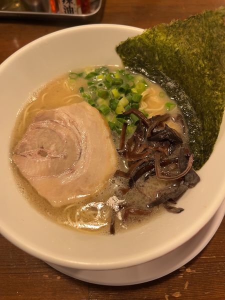 「白豚骨750+餃子セット(ビン)600+ヒトウ丼250」@飛騰の写真