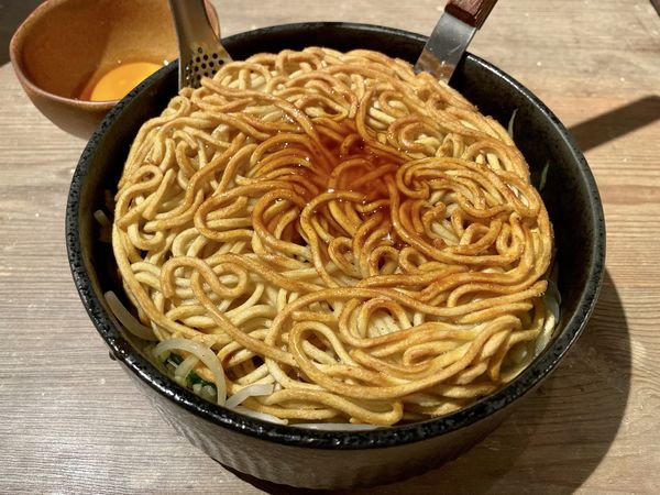 「ハイボール→レモンサワー→ 焼き油そば＋野菜盛り＋生玉子」@焼き油そば専門店 焼爺の写真