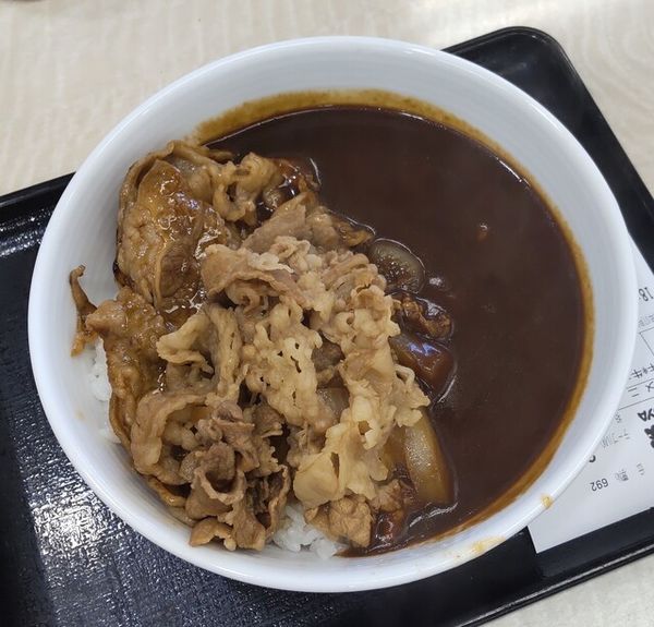 「牛×牛カルビ黒カレー822円」@吉野家 4号線福島東店の写真