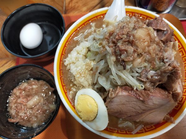 「ラーメン(豚2枚・半玉子)980円+生卵50円」@えどもんどの写真