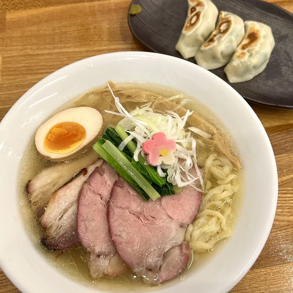 「特製白醤油そば（手揉み縮れ麺）＋鶏餃子３ケ」@麺彩 こはねの写真